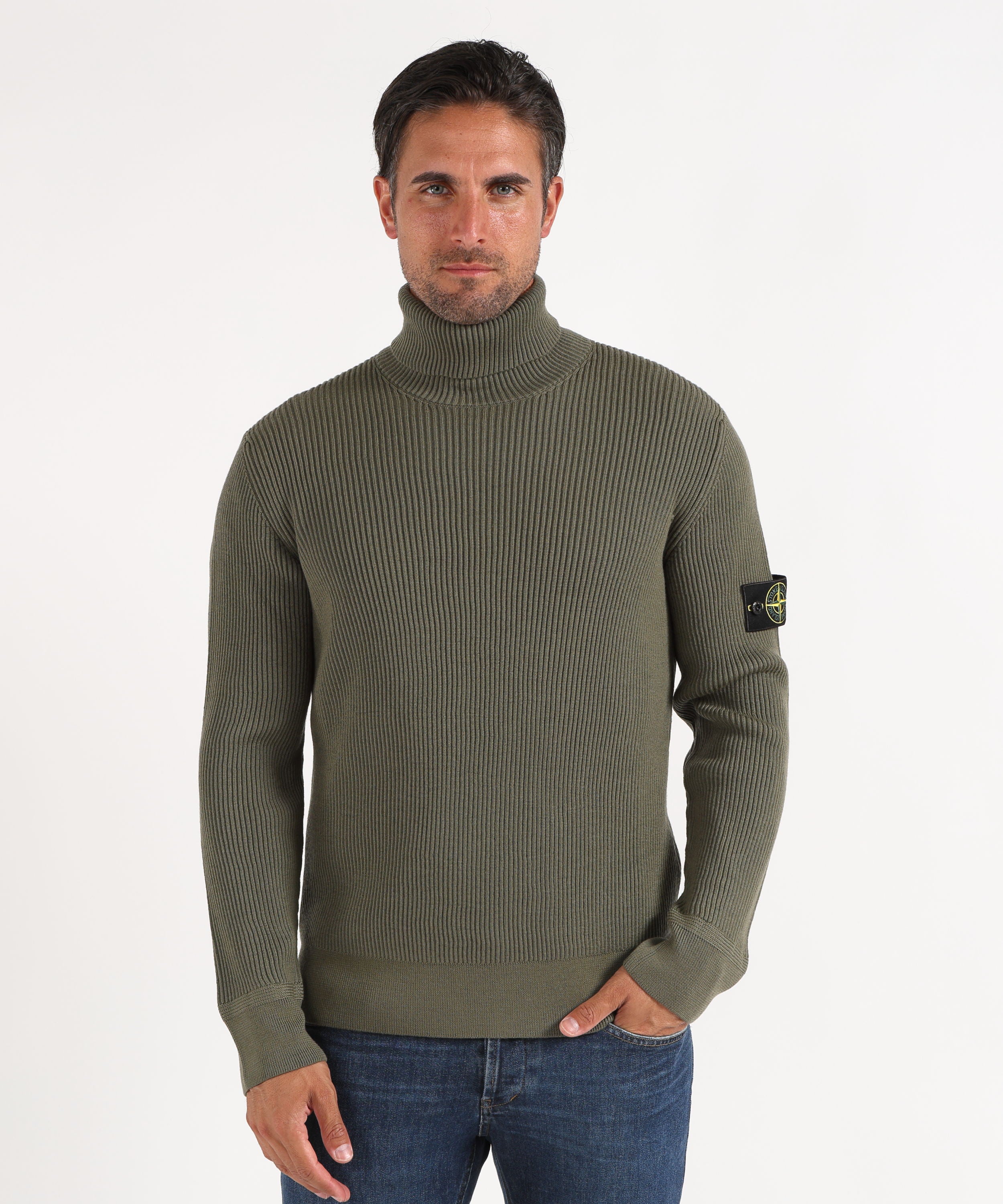 Maglie STONE ISLAND FULL RIB RWS WOOL
Maglione dolcevita finemente rifinito a costine Militare | STONE ISLAND