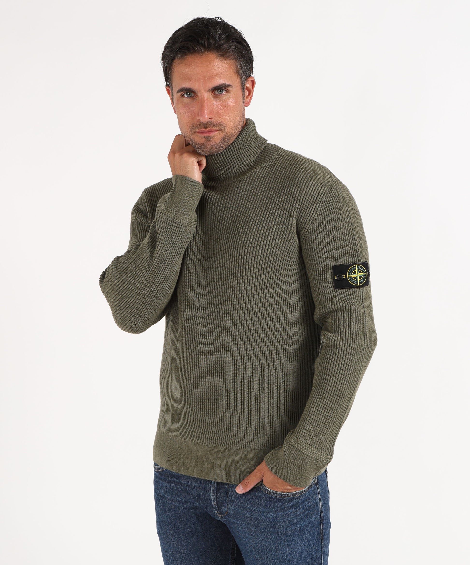 Maglie STONE ISLAND FULL RIB RWS WOOL
Maglione dolcevita finemente rifinito a costine Militare | STONE ISLAND
