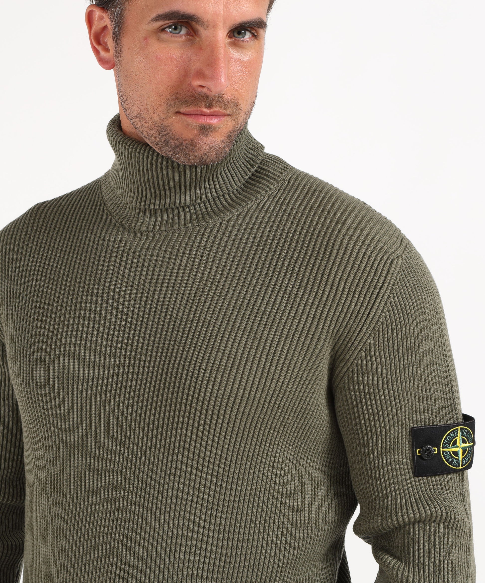 Maglie STONE ISLAND FULL RIB RWS WOOL
Maglione dolcevita finemente rifinito a costine Militare | STONE ISLAND