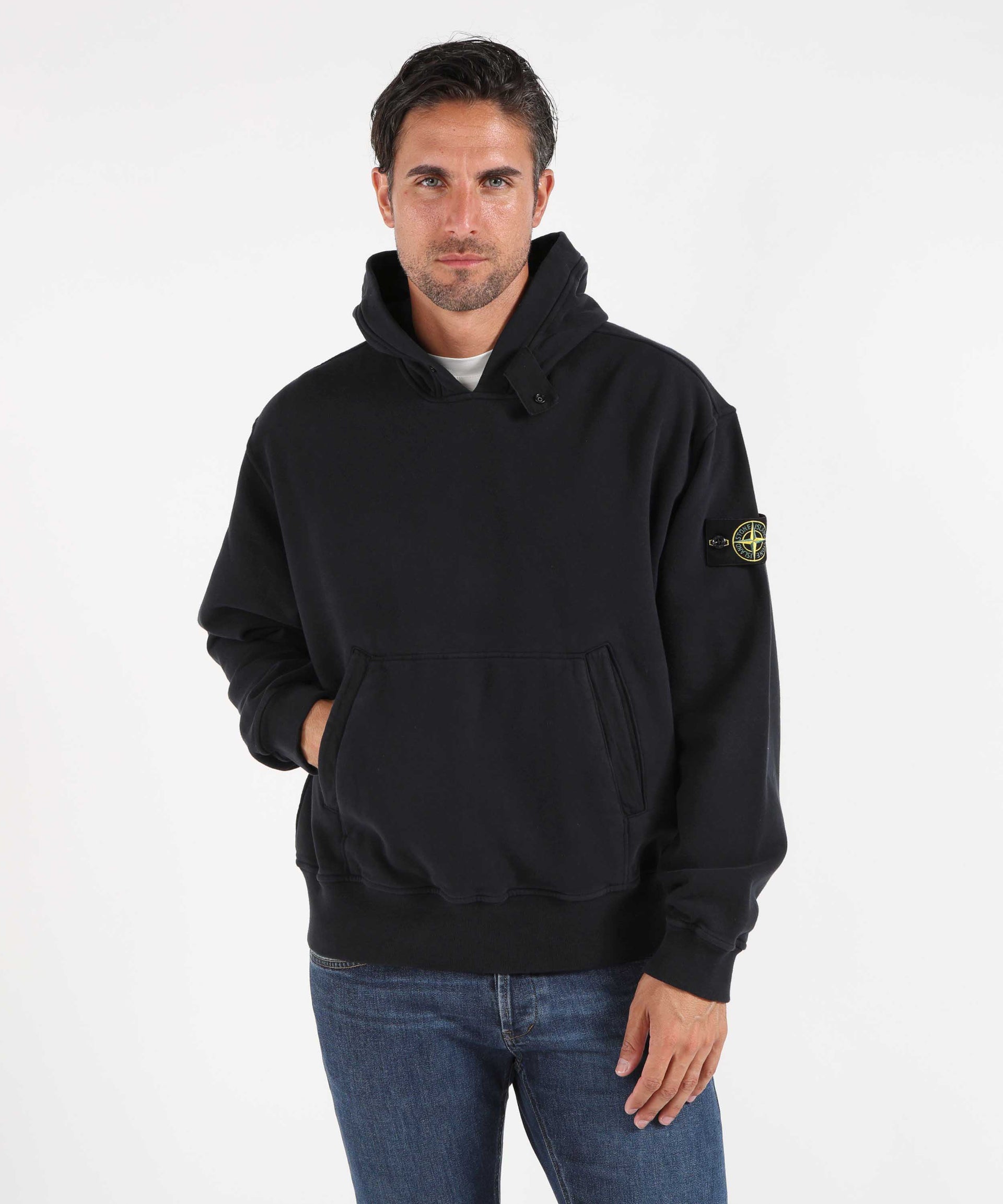 STONE ISLAND BRUSHED ORGANIC COTTON FLEECE
Felpa vestibilità oversize con cappuccio, zip e tasca a marsupio
