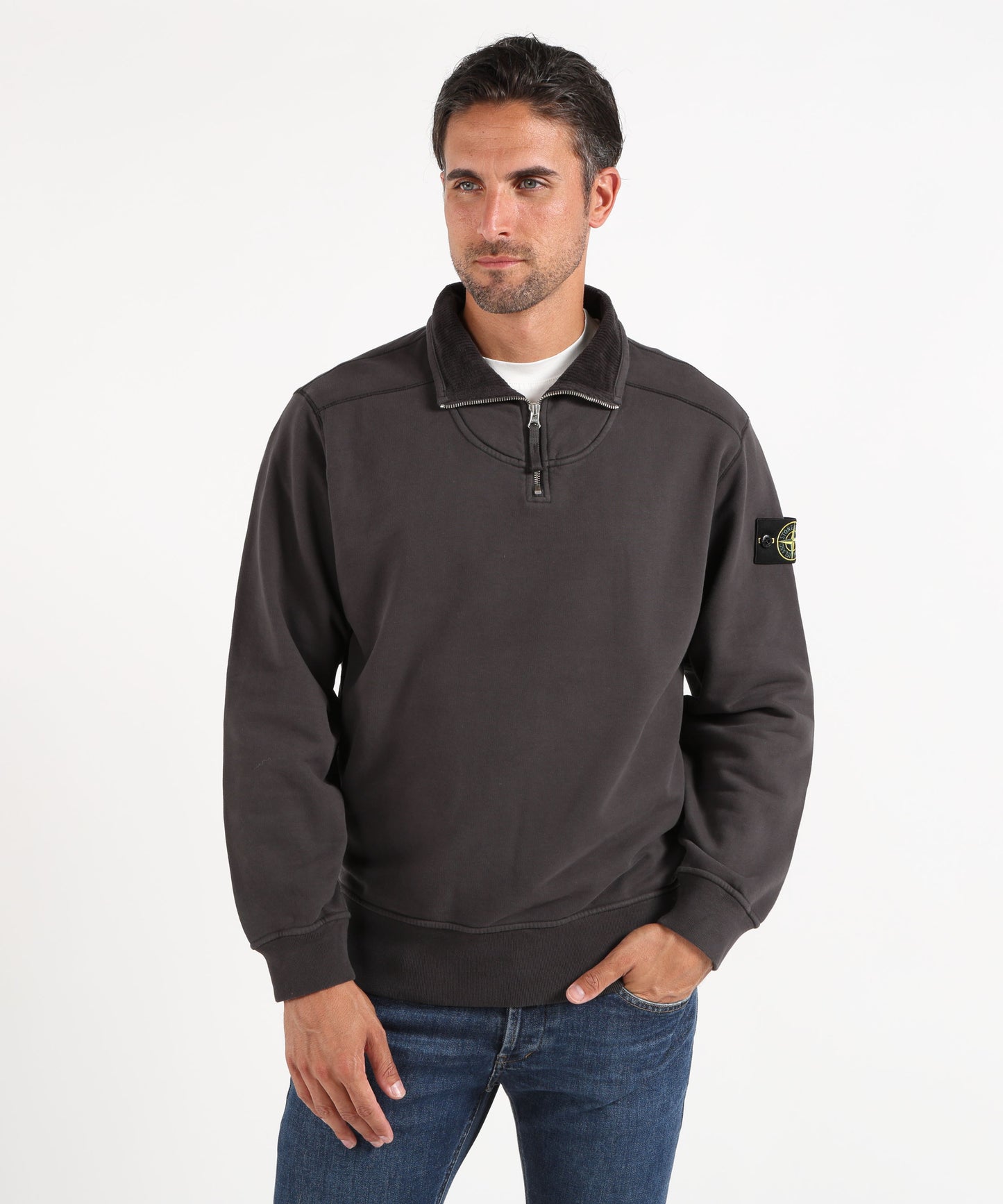 STONE ISLAND BRUSHED ORGANIC COTTON FLEECE
Felpa vestibilità comfort con zip corta e colletto rigido
