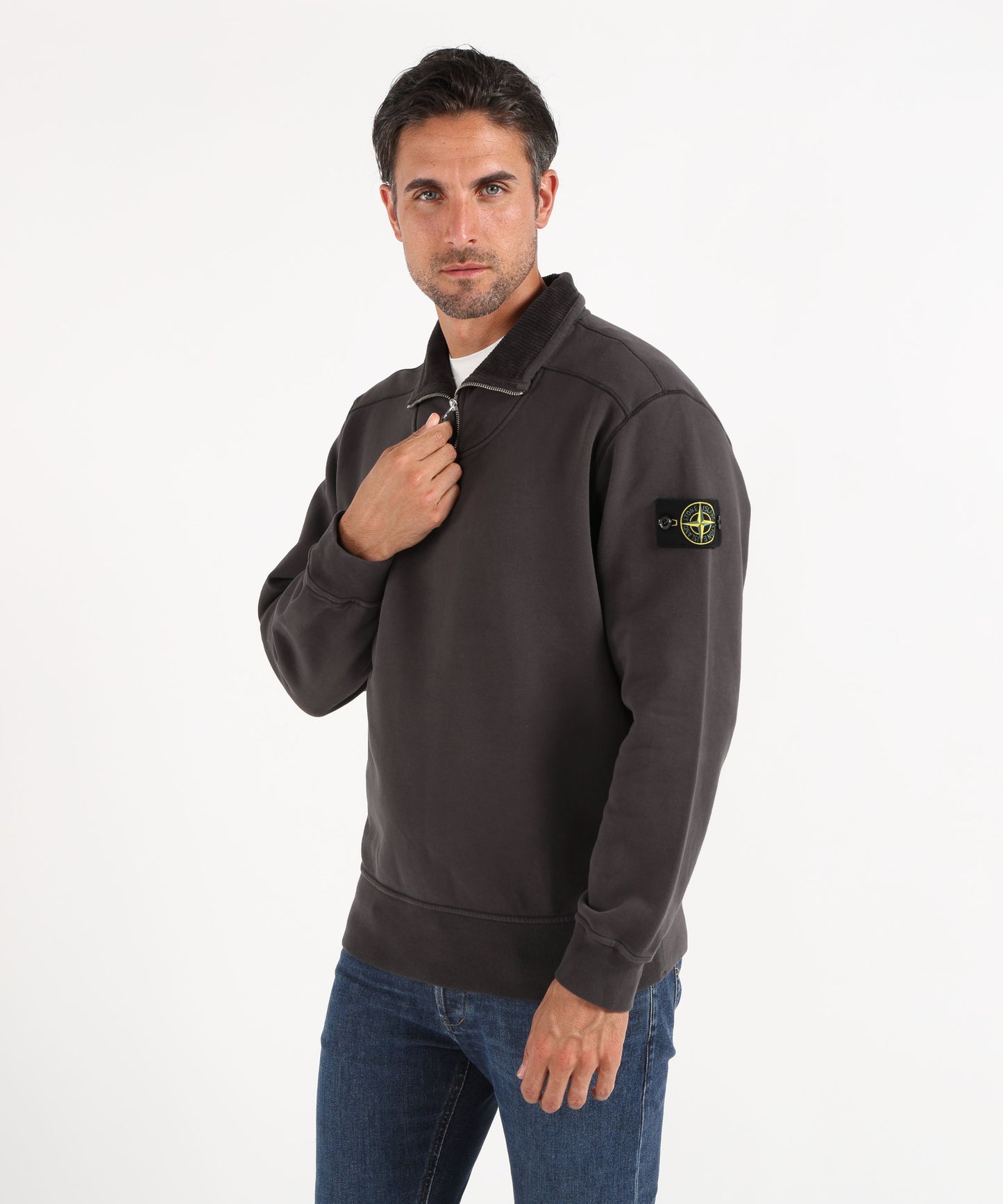 STONE ISLAND BRUSHED ORGANIC COTTON FLEECE
Felpa vestibilità comfort con zip corta e colletto rigido