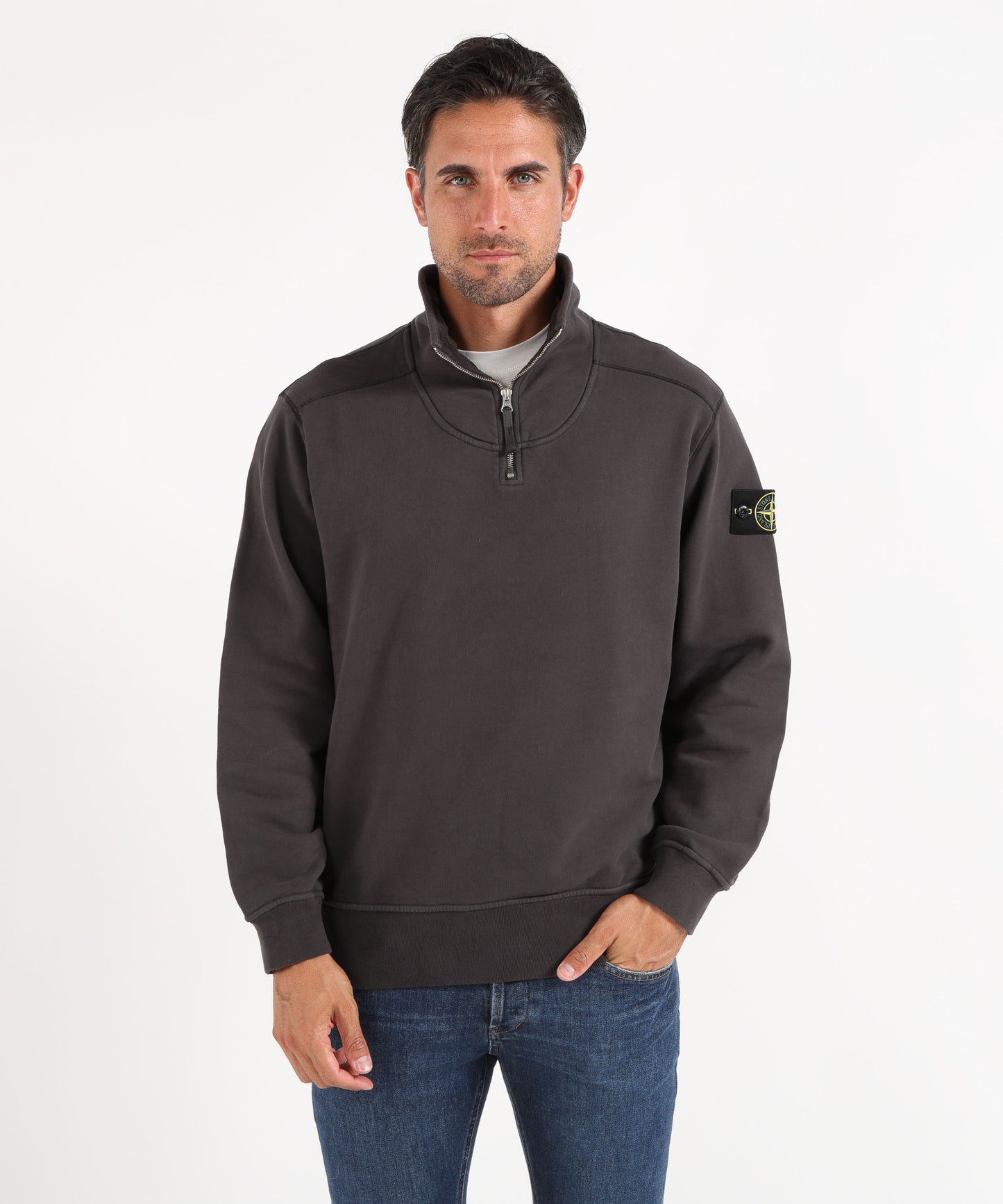 STONE ISLAND BRUSHED ORGANIC COTTON FLEECE
Felpa vestibilità comfort con zip corta e colletto rigido