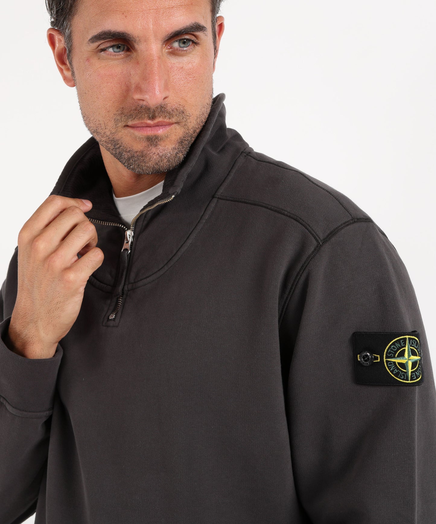STONE ISLAND BRUSHED ORGANIC COTTON FLEECE
Felpa vestibilità comfort con zip corta e colletto rigido