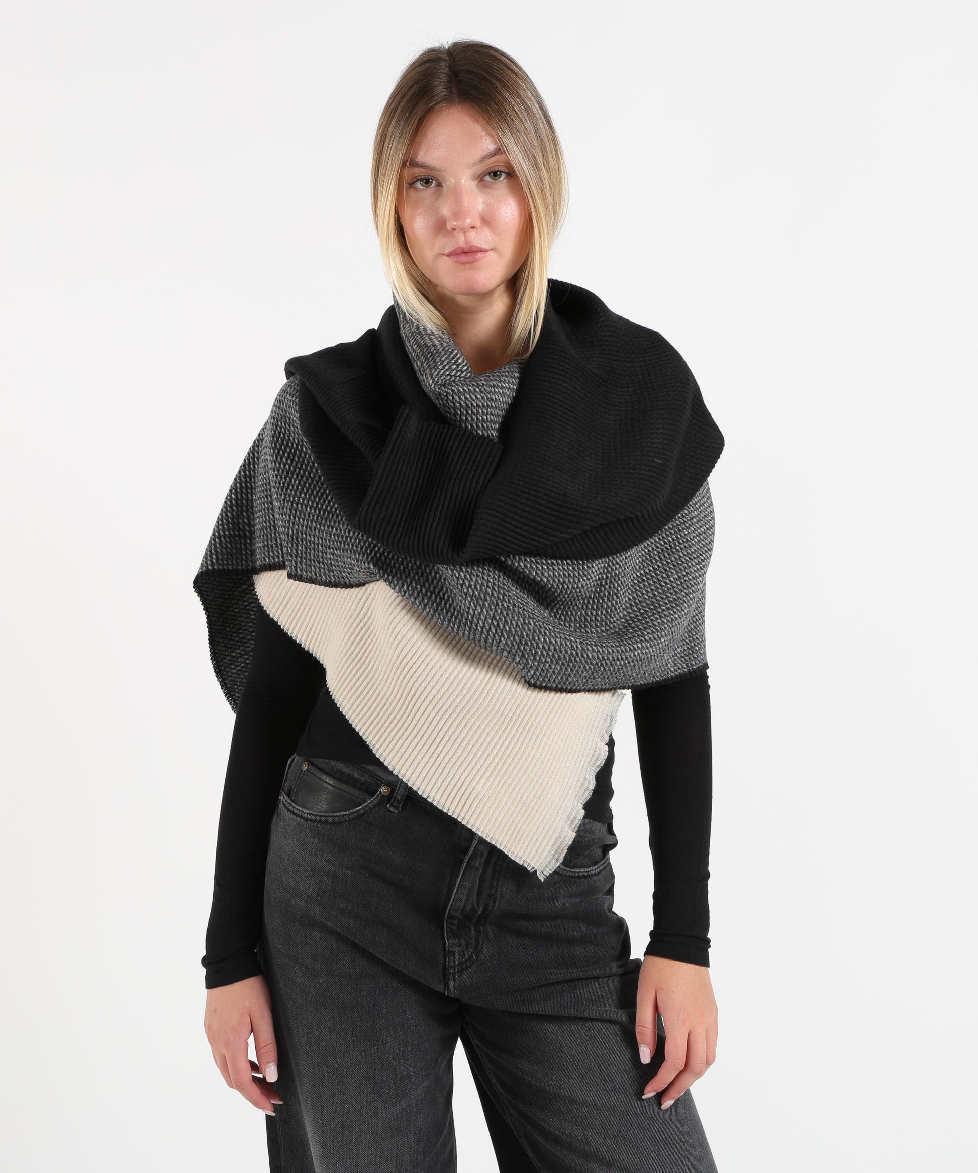 Sciarpe PENNYBLACK Stola plissé a blocchi di colore Nero/avorio | PENNYBLACK