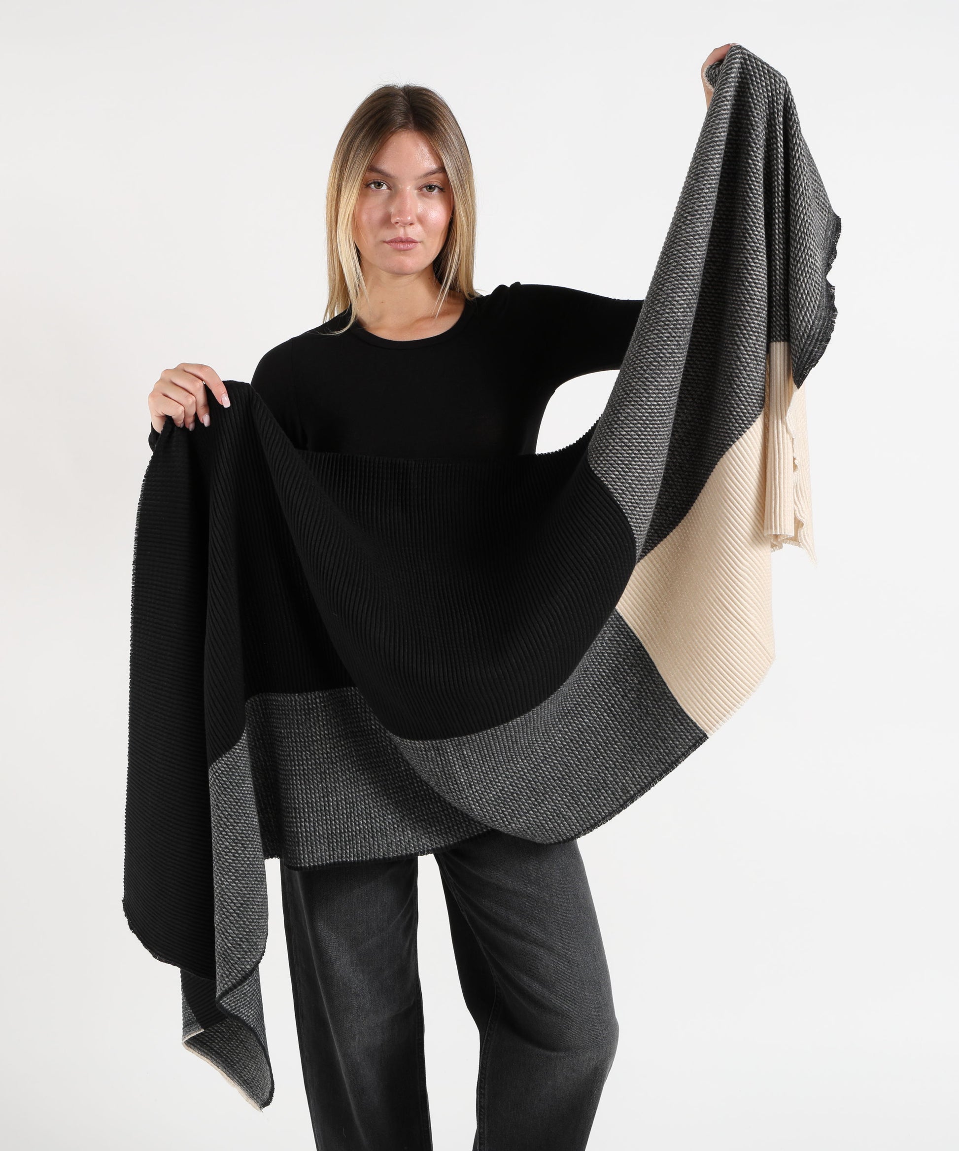 Sciarpe PENNYBLACK Stola plissé a blocchi di colore Nero/avorio | PENNYBLACK