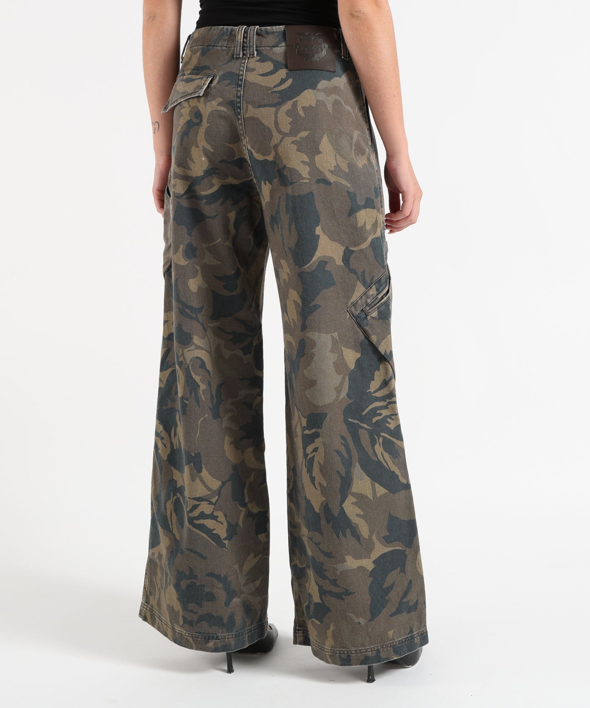 Pantaloni PINKO Pantaloni in cotone con motivo camouflage floreale Militare | PINKO