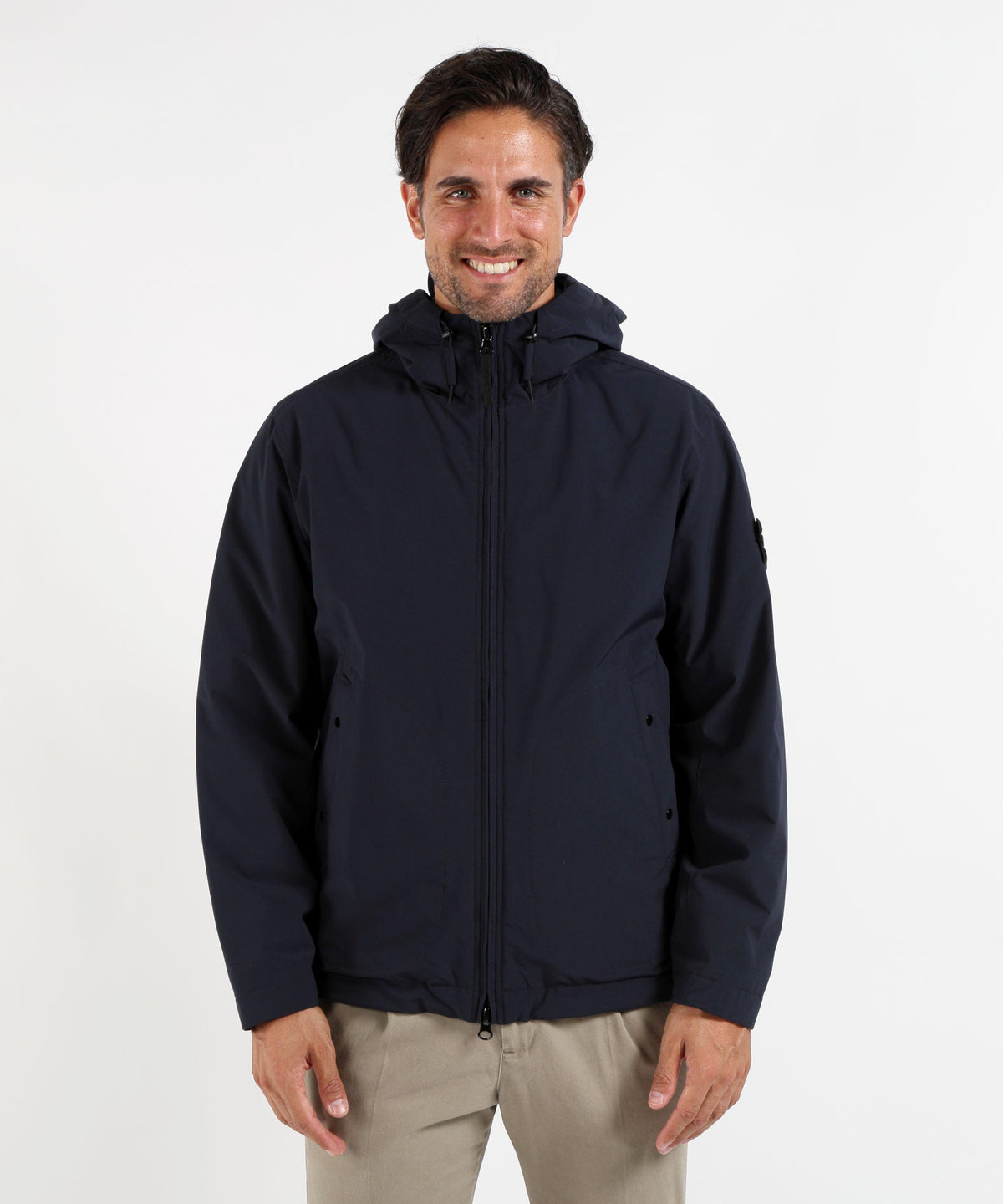 STONE ISLAND SOFT SHELL-R_E.DYE® TECHNOLOGY
Giacca con cappuccio e membrana resistente all’acqua e al vento