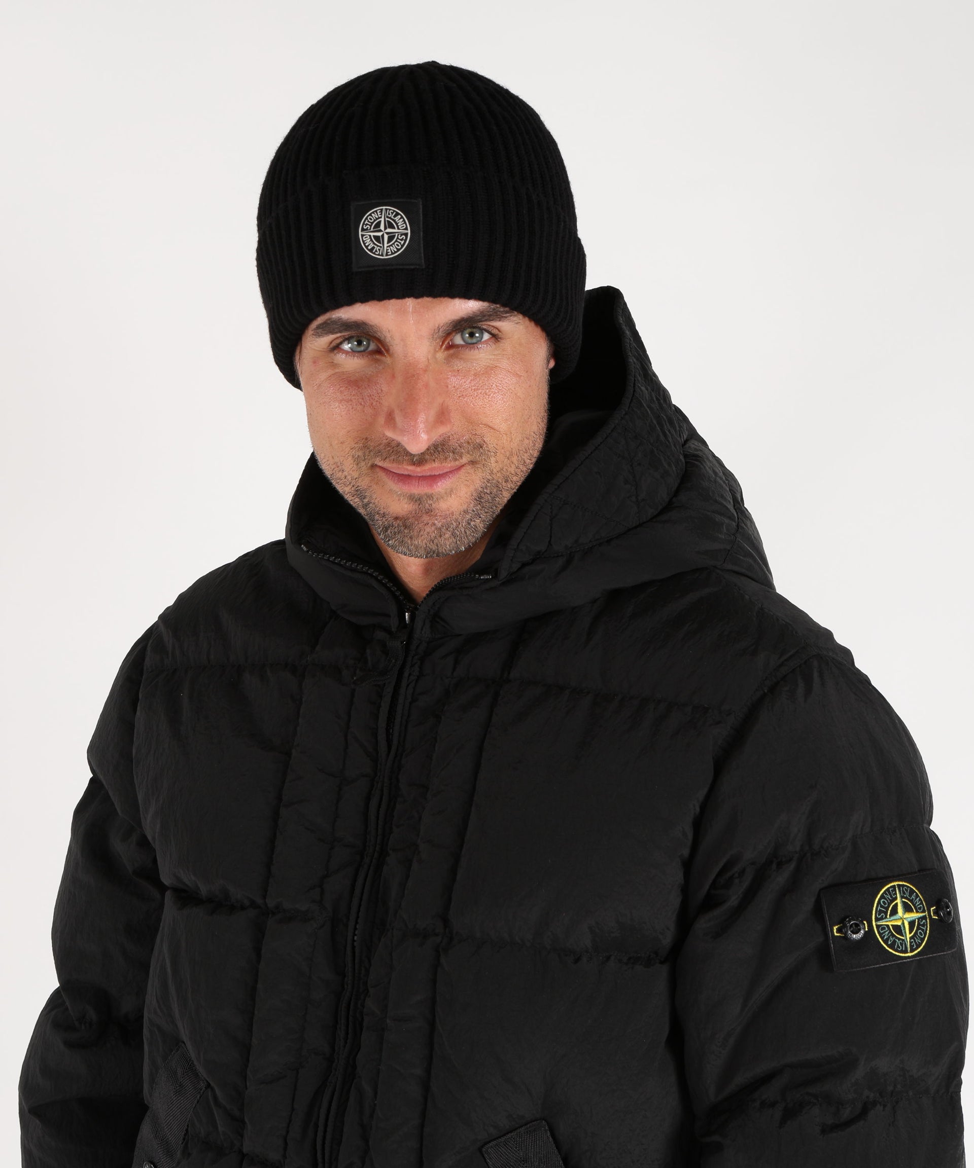 STONE ISLAND FULL RIB RWS WOOL Beanie in maglia a costine con patch del logo Compass