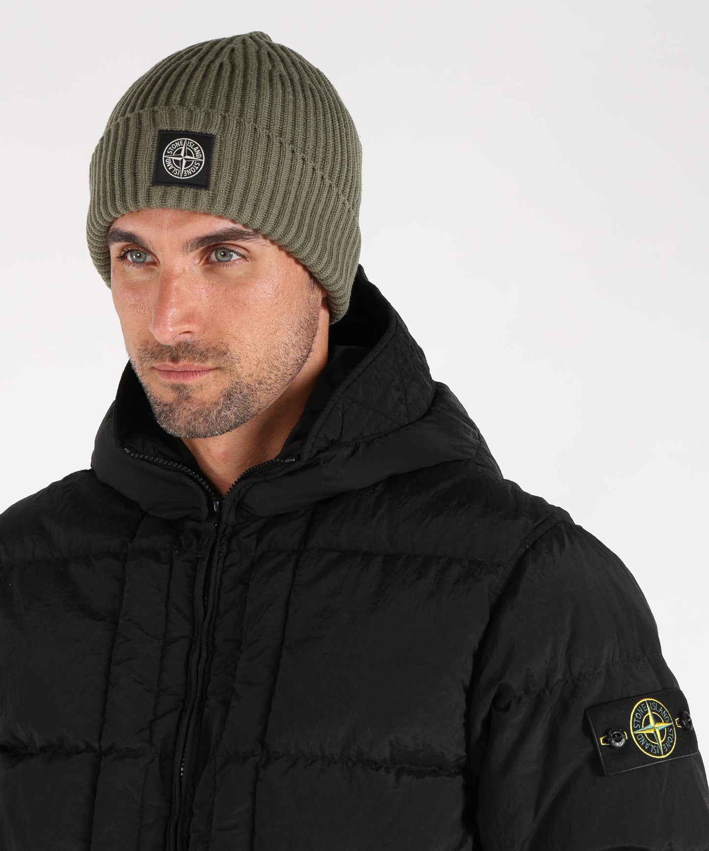 STONE ISLAND FULL RIB RWS WOOL Beanie in maglia a costine con patch del logo Compass