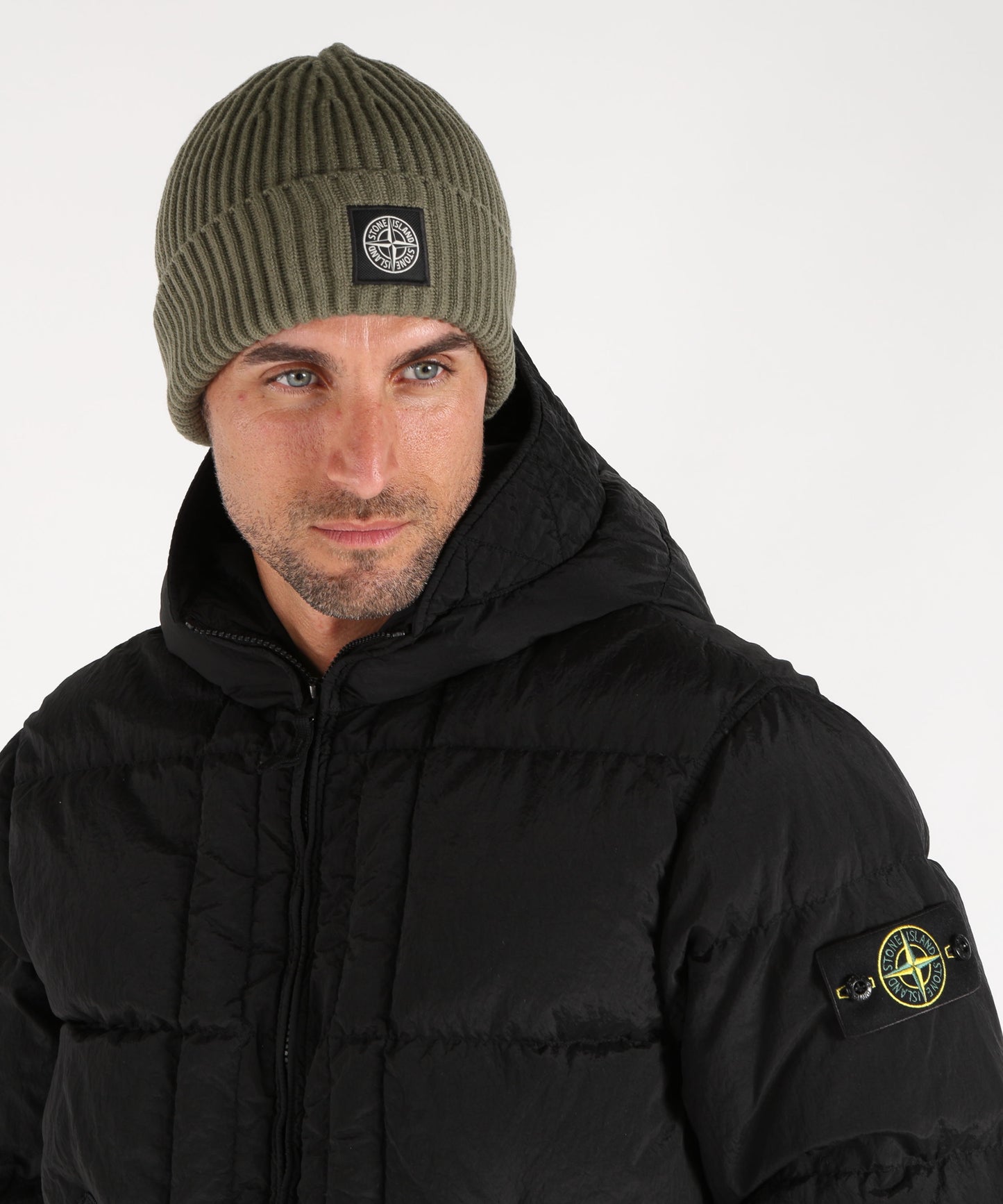 STONE ISLAND FULL RIB RWS WOOL Beanie in maglia a costine con patch del logo Compass