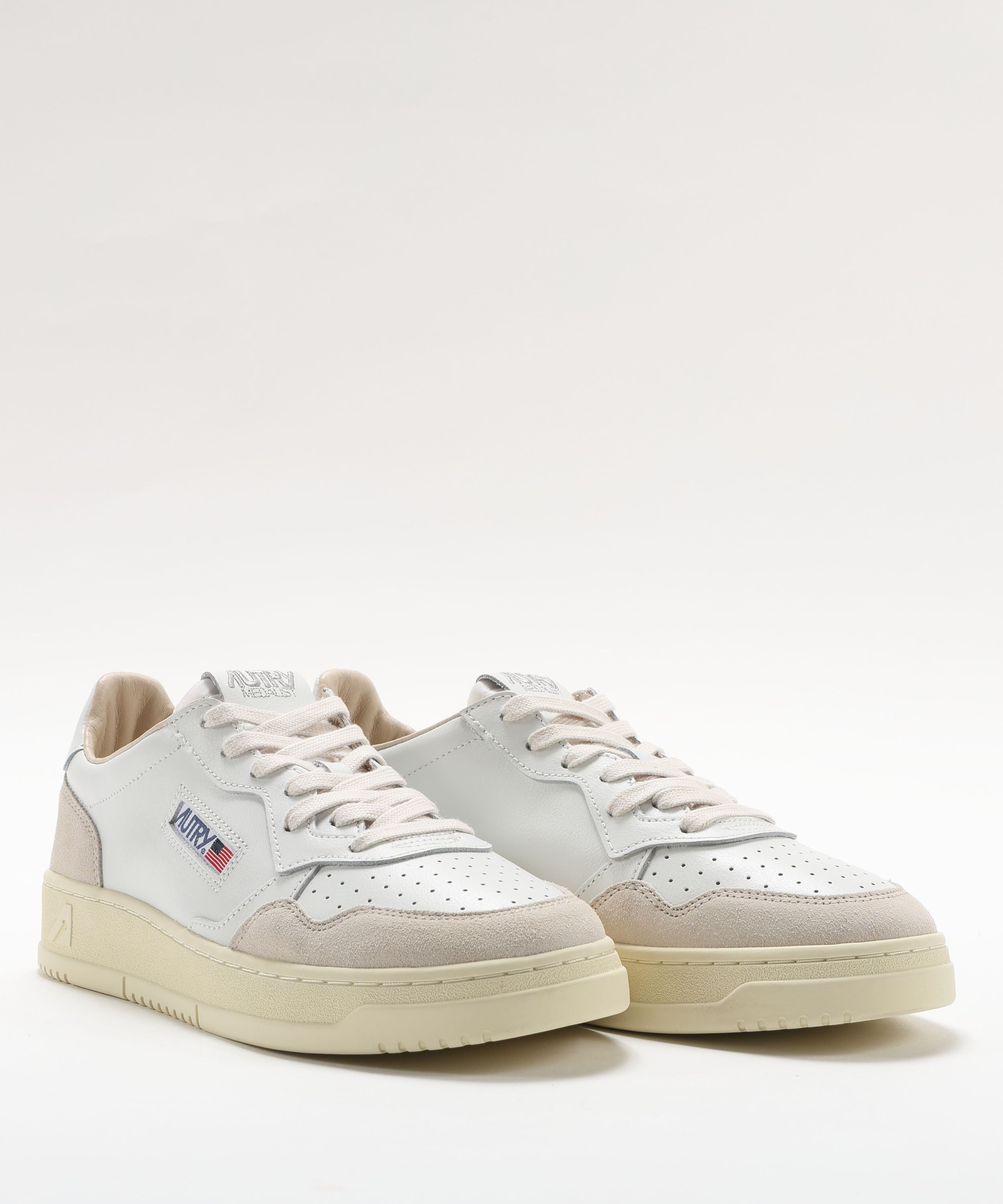 Sneakers AUTRY Medalist Low Sneakers in White Leather and Beige Suede Bianco | AUTRY