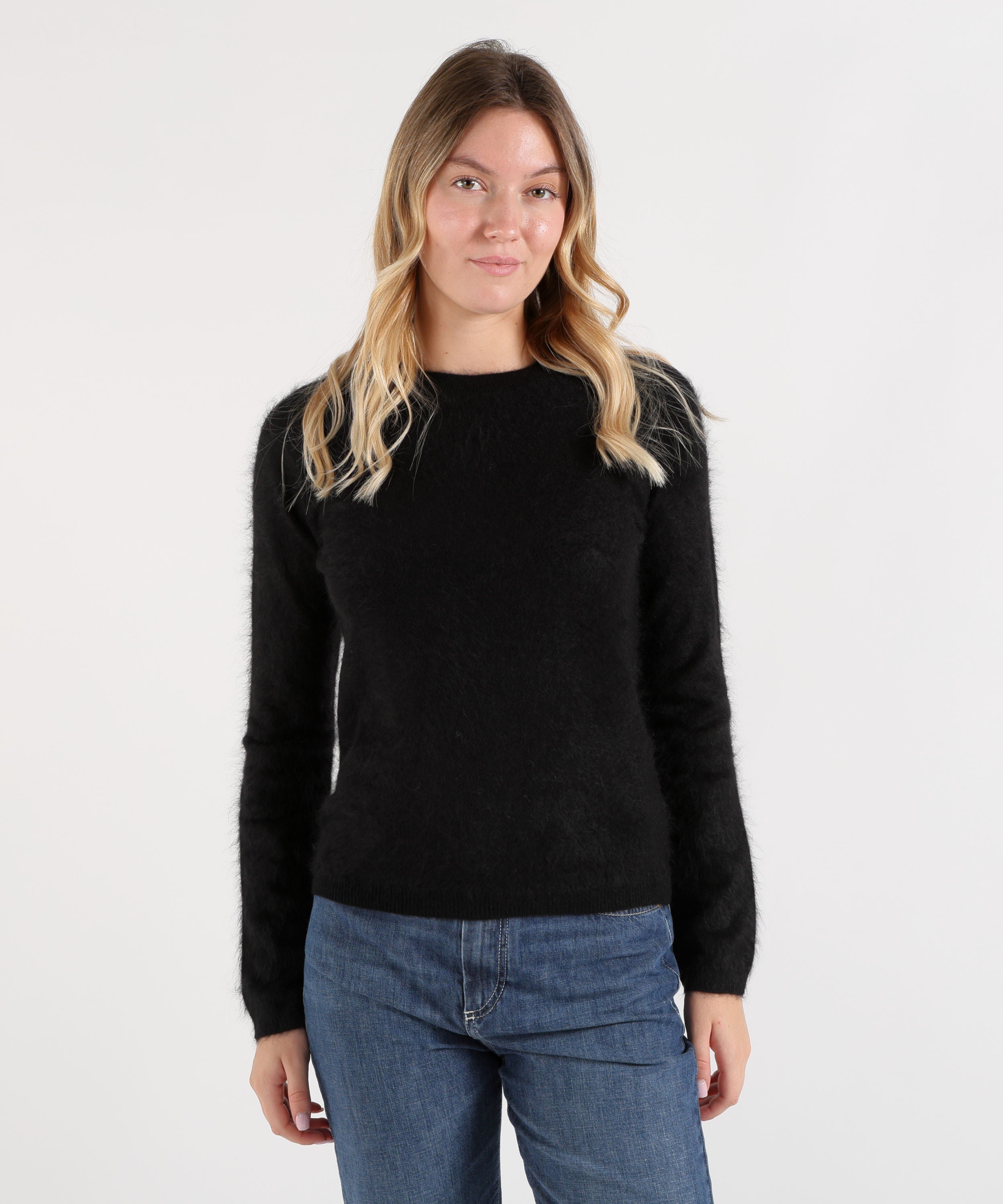 Pullover ABSOLUT CASHMERE maglione cali
Maglione girocollo in brushed cashmere Nero | ABSOLUT CASHMERE