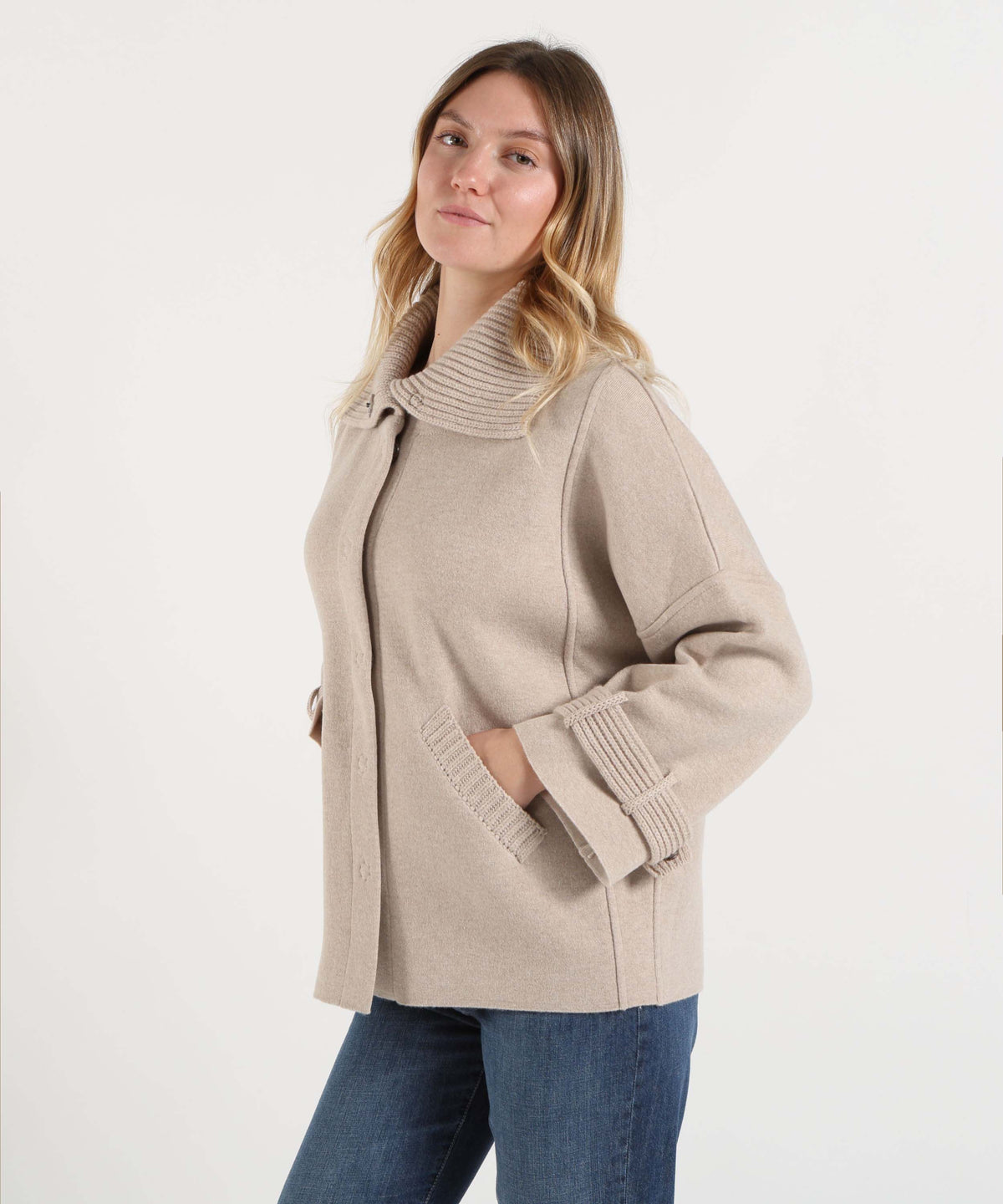 D.EXTERIOR Cappa Donna con Chiusura a Clip e Dettagli in Maglia a Coste