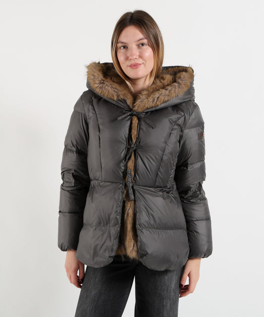 Piumini PEUTEREY VERTIS MQN ECOFUR
Piumino corto con rivestimento in eco-pelliccia Verde | PEUTEREY
